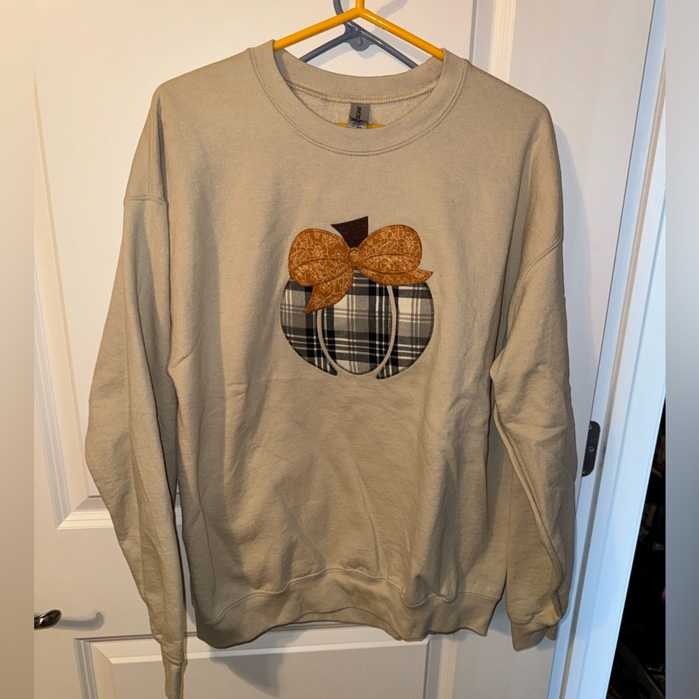 Gildan Beige Sweatshirt with Plaid Pumpkin Design